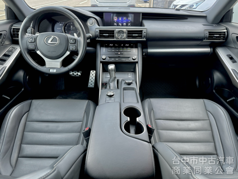 17年式！F Sport版！小改款！ACC跟車！雙電動通風椅！三眼LED頭燈！導航電視！可全貸！台中在地深耕30年老店！