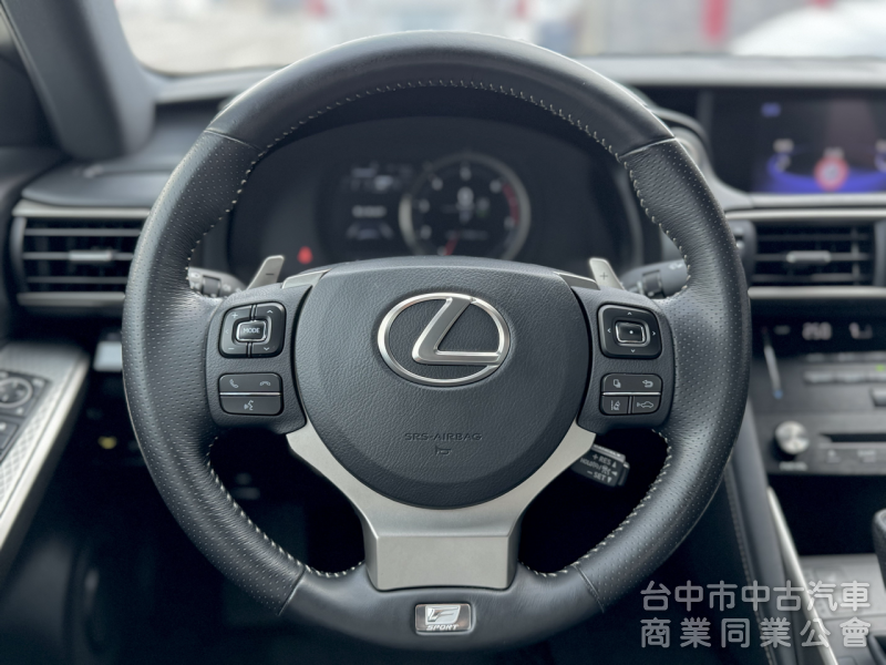 17年式！F Sport版！小改款！ACC跟車！雙電動通風椅！三眼LED頭燈！導航電視！可全貸！台中在地深耕30年老店！