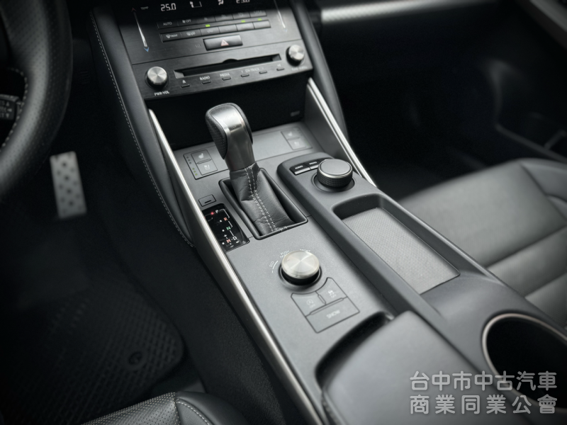 17年式！F Sport版！小改款！ACC跟車！雙電動通風椅！三眼LED頭燈！導航電視！可全貸！台中在地深耕30年老店！