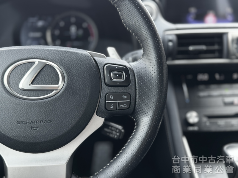 17年式！F Sport版！小改款！ACC跟車！雙電動通風椅！三眼LED頭燈！導航電視！可全貸！台中在地深耕30年老店！