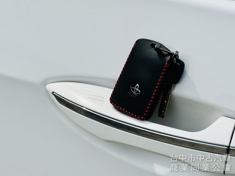 一手車！Safety+！免鑰匙 摸門 定速 恆溫 藍芽 導航 數位電視 抬頭顯示！可全貸！售後保固！台中在地30年老店！
