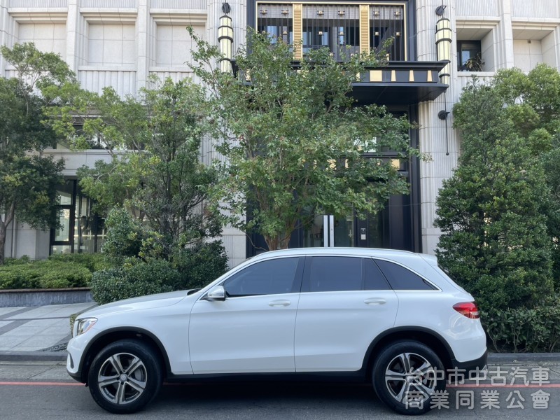 2016 Mercedes-Benz GLC 300 豪華內裝＋2.0渦輪引擎，動力順暢、操控靈敏，都市通勤假日出遊皆可
