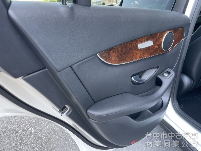 2016 Mercedes-Benz GLC 300 豪華內裝＋2.0渦輪引擎，動力順暢、操控靈敏，都市通勤假日出遊皆可