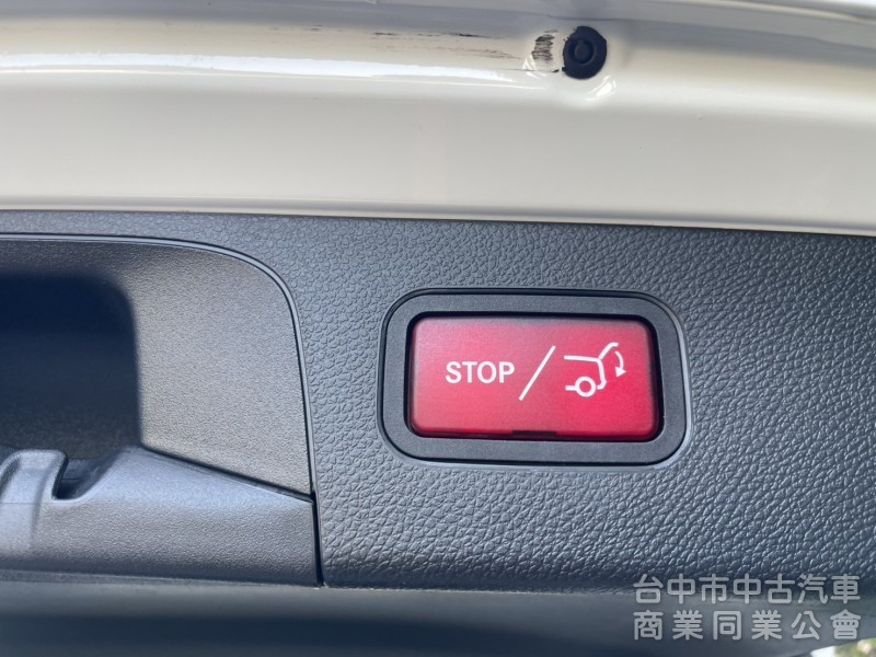 2016 Mercedes-Benz GLC 300 豪華內裝＋2.0渦輪引擎，動力順暢、操控靈敏，都市通勤假日出遊皆可