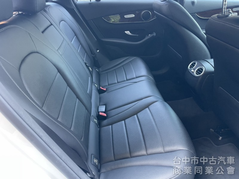 2016 Mercedes-Benz GLC 300 豪華內裝＋2.0渦輪引擎，動力順暢、操控靈敏，都市通勤假日出遊皆可