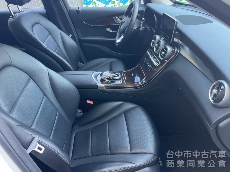 2016 Mercedes-Benz GLC 300 豪華內裝＋2.0渦輪引擎，動力順暢、操控靈敏，都市通勤假日出遊皆可