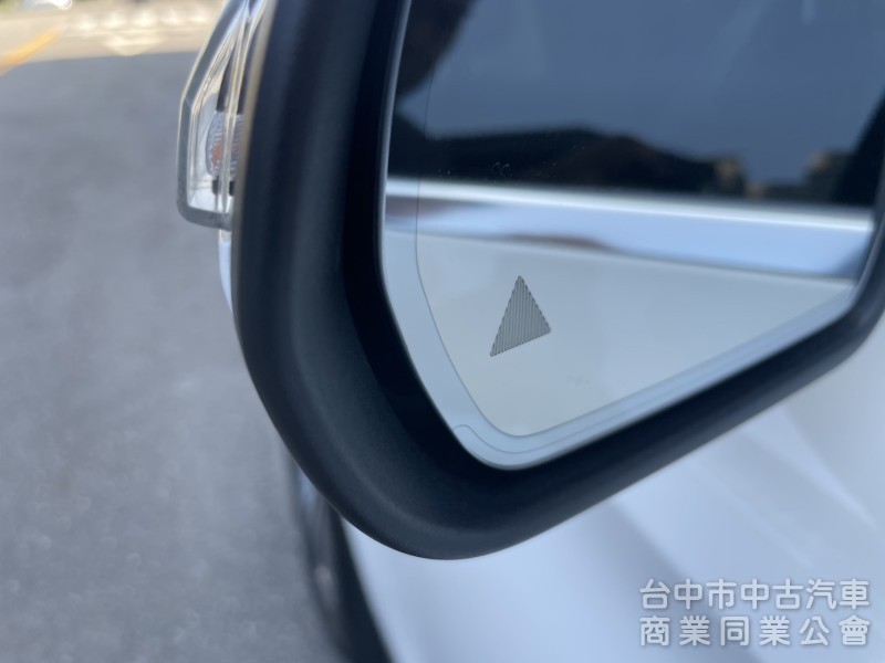 2016 Mercedes-Benz GLC 300 豪華內裝＋2.0渦輪引擎，動力順暢、操控靈敏，都市通勤假日出遊皆可