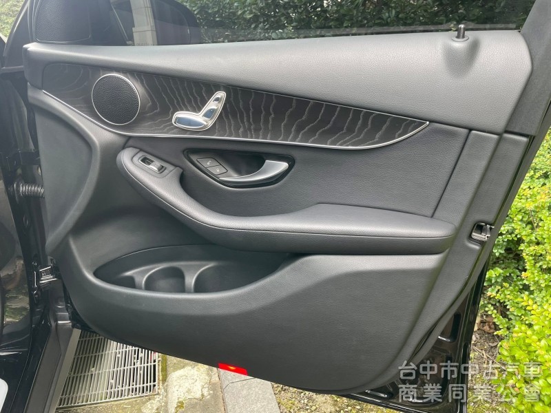 汎亞汽車 2017 Mercedes-Benz GLC 300 豪華內裝 內外漂亮