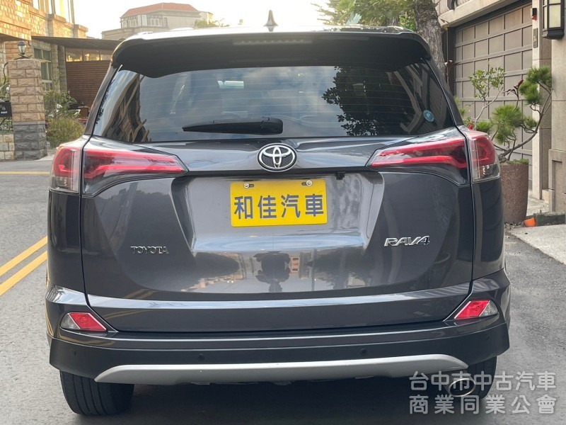 2016 RAV4 2.0 配備超多 ACC跟車、Car play 主機 駕駛電動座椅等等