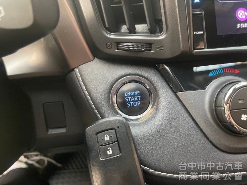 2016 RAV4 2.0 配備超多 ACC跟車、Car play 主機 駕駛電動座椅等等