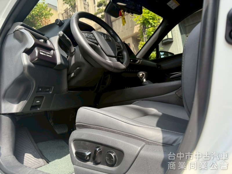車況漂亮，旅遊小休旅車款