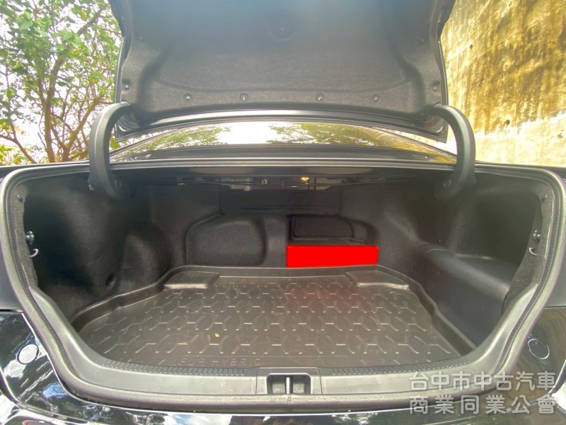 TOYOTA 豐田 CAMRY HYBRID 原鈑件、尊爵版、大型房車、質感首選。