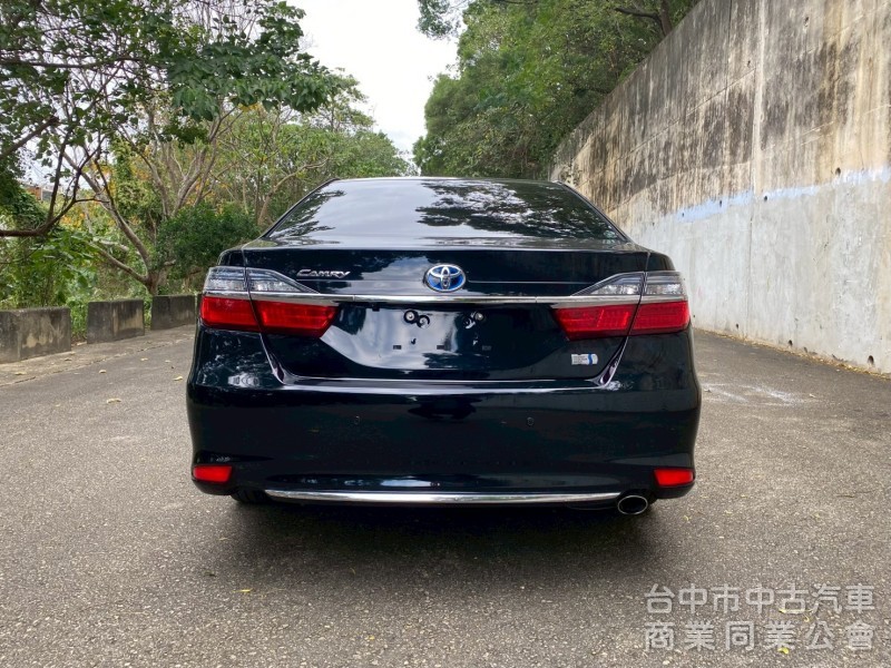TOYOTA 豐田 CAMRY HYBRID 原鈑件、尊爵版、大型房車、質感首選。