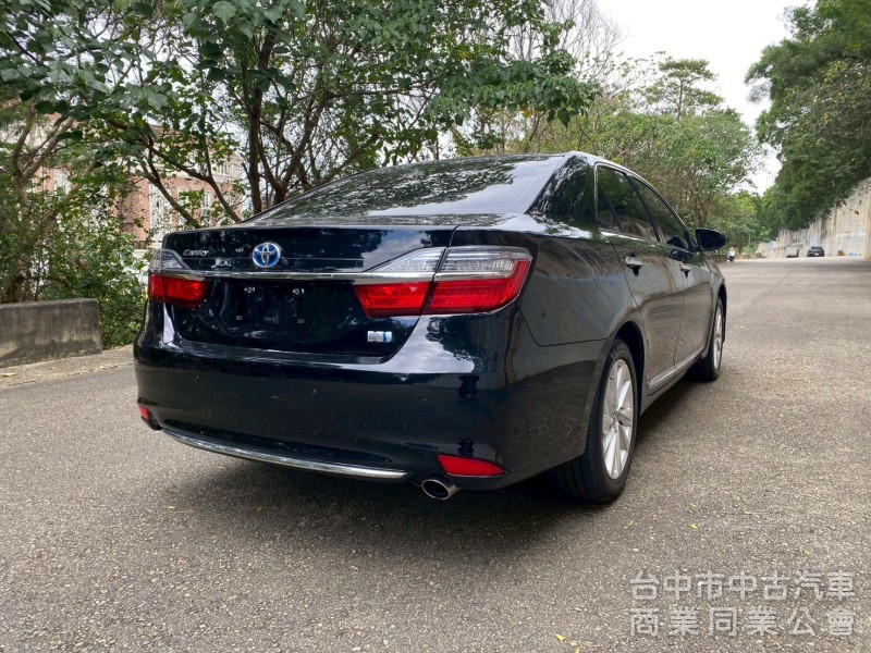 TOYOTA 豐田 CAMRY HYBRID 原鈑件、尊爵版、大型房車、質感首選。