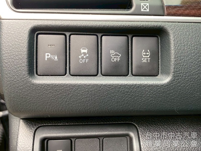 TOYOTA 豐田 CAMRY HYBRID 原鈑件、尊爵版、大型房車、質感首選。