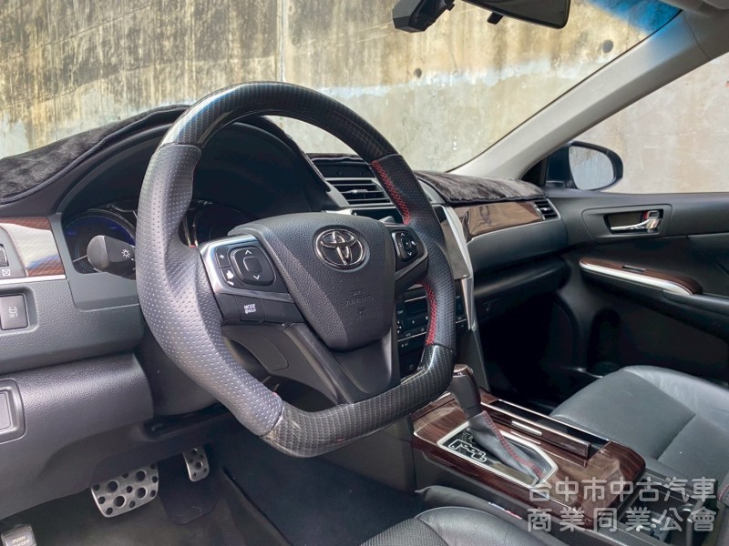 TOYOTA 豐田 CAMRY HYBRID 原鈑件、尊爵版、大型房車、質感首選。