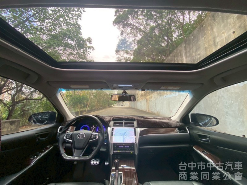 TOYOTA 豐田 CAMRY HYBRID 原鈑件、尊爵版、大型房車、質感首選。