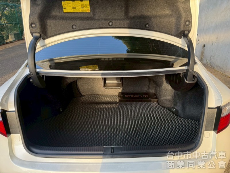 豪華大型房車、豪華舒適、質感首選、綿密V6引擎。