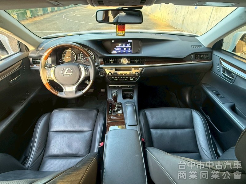 豪華大型房車、豪華舒適、質感首選、綿密V6引擎。