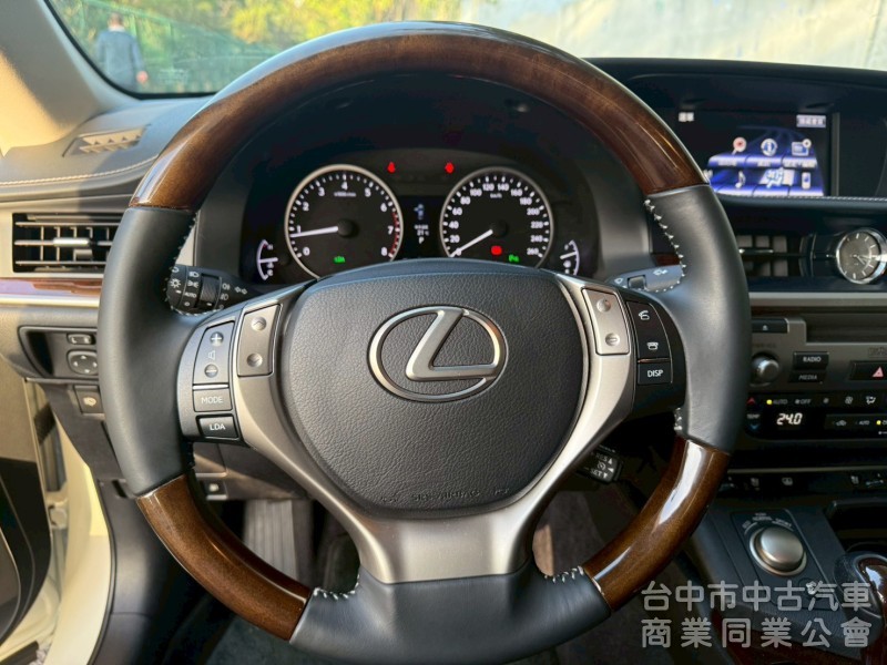 豪華大型房車、豪華舒適、質感首選、綿密V6引擎。