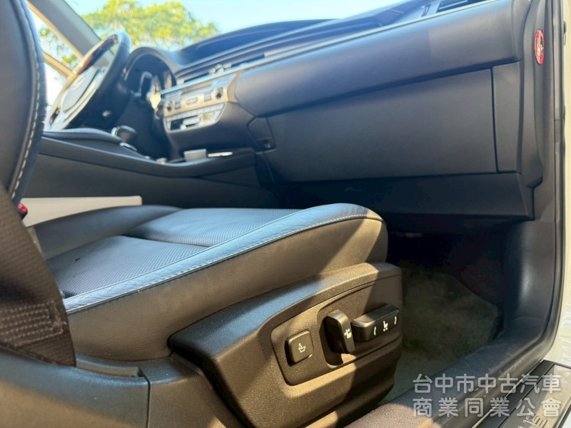 豪華大型房車、豪華舒適、質感首選、綿密V6引擎。