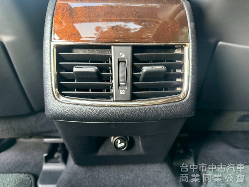 豪華大型房車、豪華舒適、質感首選、綿密V6引擎。