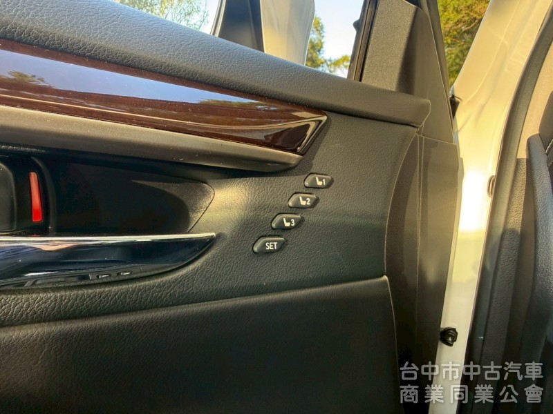 豪華大型房車、豪華舒適、質感首選、綿密V6引擎。