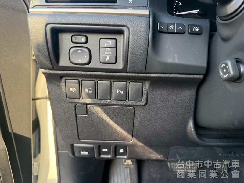 豪華大型房車、豪華舒適、質感首選、綿密V6引擎。