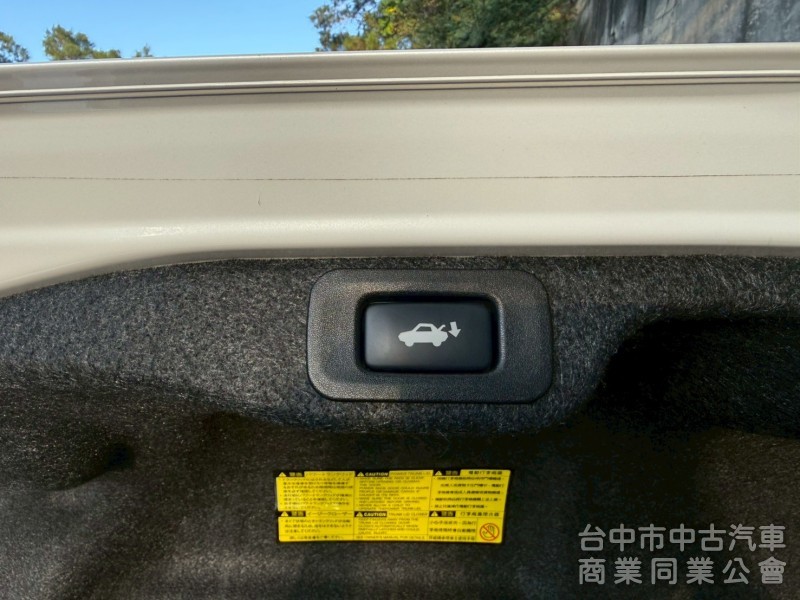 豪華大型房車、豪華舒適、質感首選、綿密V6引擎。