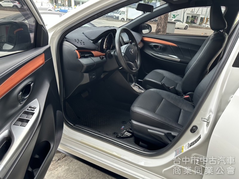 2015年Toyota Yaris 一手車新車至今都在原廠保養 髮絲紋黑內裝 