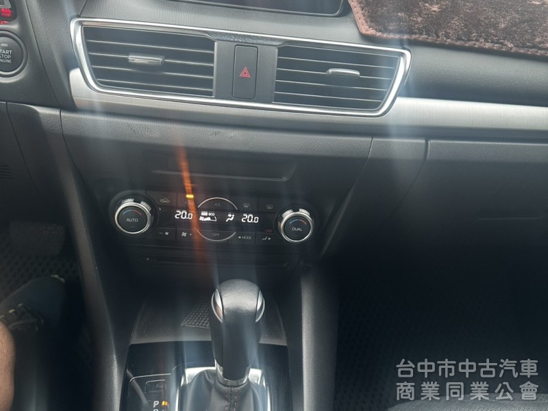 2016年Mazda 3 五門 2.0頂級型新車價格：88.9 重點配備：LED曰行燈 HID氙氣頭燈 LED尾燈 天窗