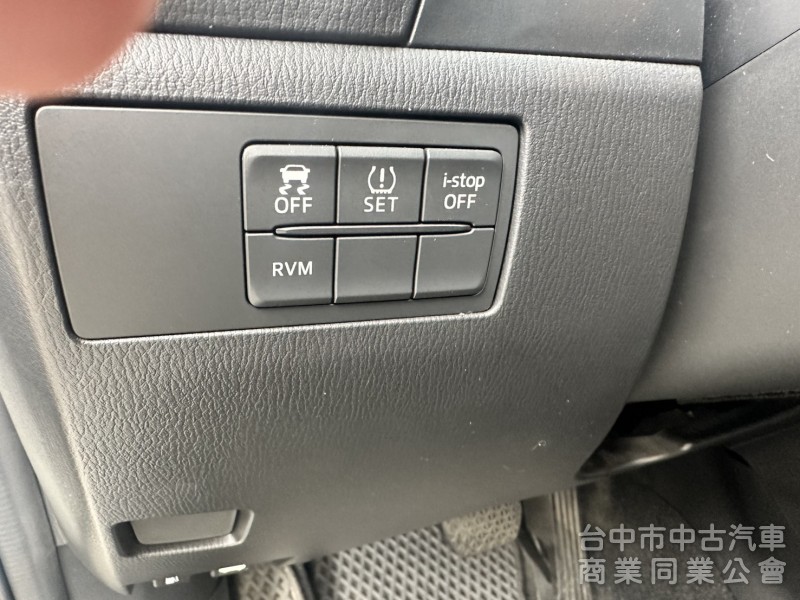 2016年Mazda 3 五門 2.0頂級型新車價格：88.9 重點配備：LED曰行燈 HID氙氣頭燈 LED尾燈 天窗