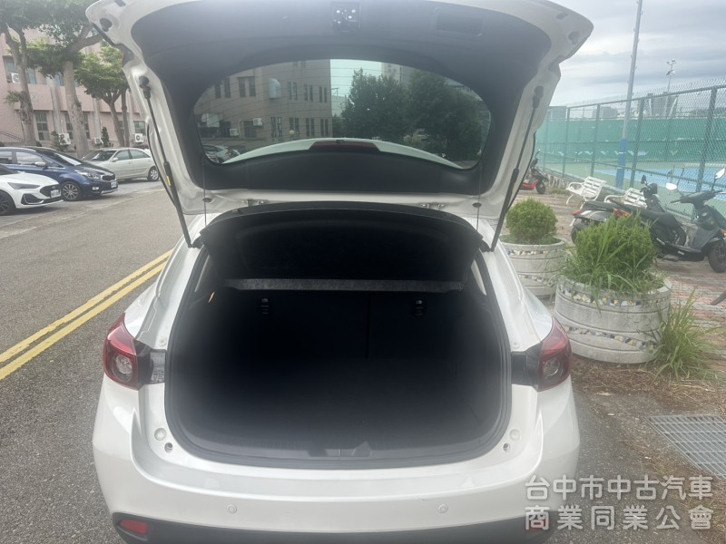 2016年Mazda 3 五門 2.0頂級型新車價格：88.9 重點配備：LED曰行燈 HID氙氣頭燈 LED尾燈 天窗