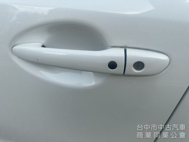 2016年Mazda 3 五門 2.0頂級型新車價格：88.9 重點配備：LED曰行燈 HID氙氣頭燈 LED尾燈 天窗