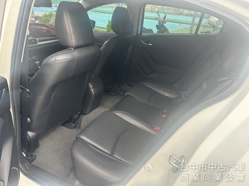 2016年Mazda 3 五門 2.0頂級型新車價格：88.9 重點配備：LED曰行燈 HID氙氣頭燈 LED尾燈 天窗
