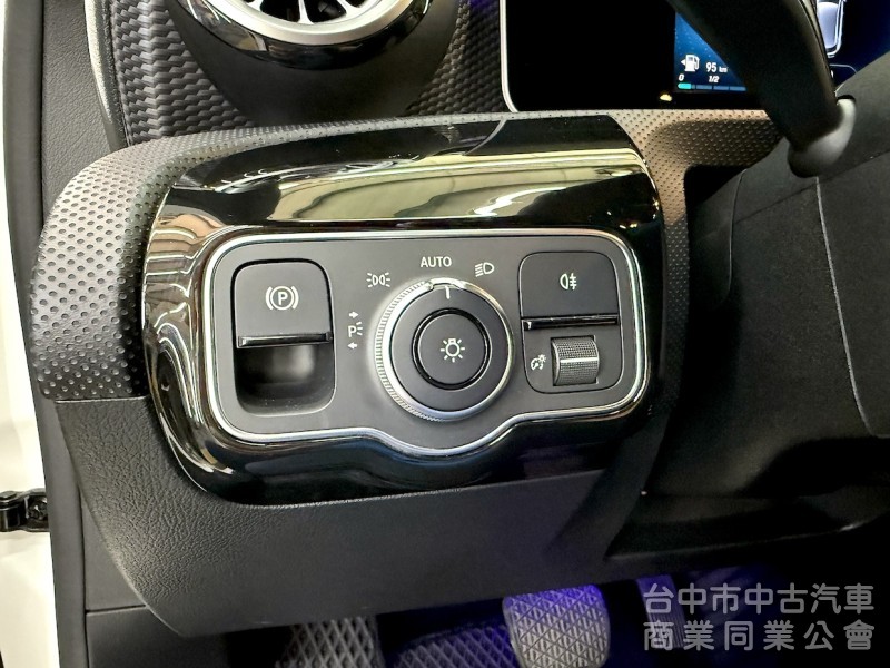 鑫達車業 2019年 BENZ A200 CARPLAY 雙數位儀表 可全貸