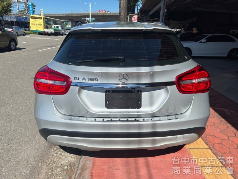 2016 GLA180 總代理跑十萬