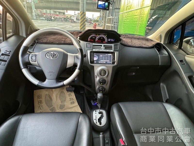 2011 Yaris 1.5 G 跑十萬