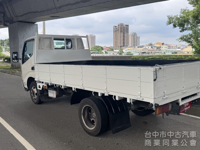 2017 Hino300 跑37萬 11.5呎