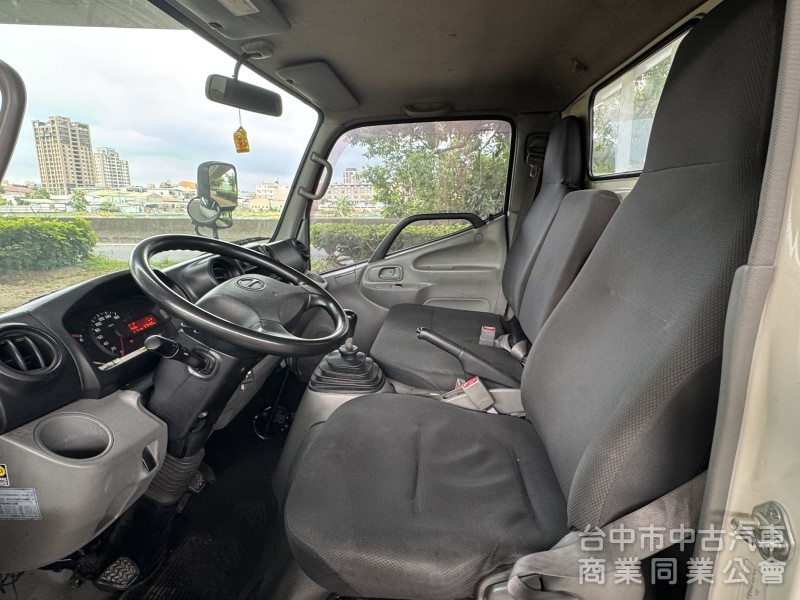 2017 Hino300 跑37萬 11.5呎