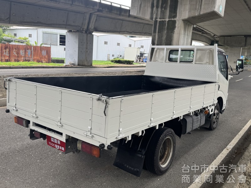 2017 Hino300 跑37萬 11.5呎