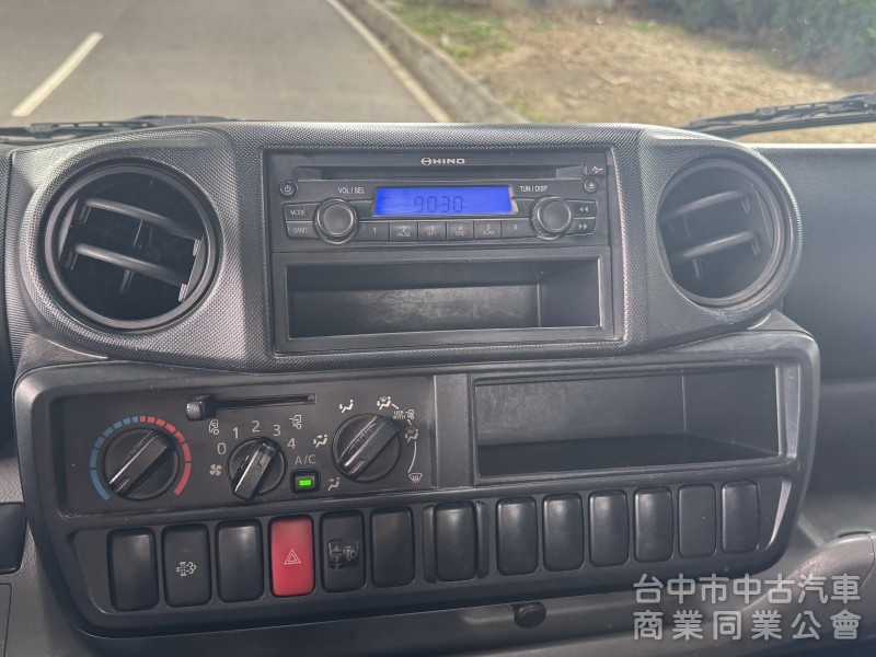 2017 Hino300 跑37萬 11.5呎