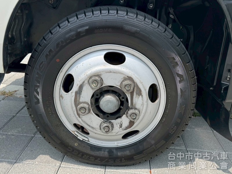 2017 Hino 300 跑37萬 11.5呎