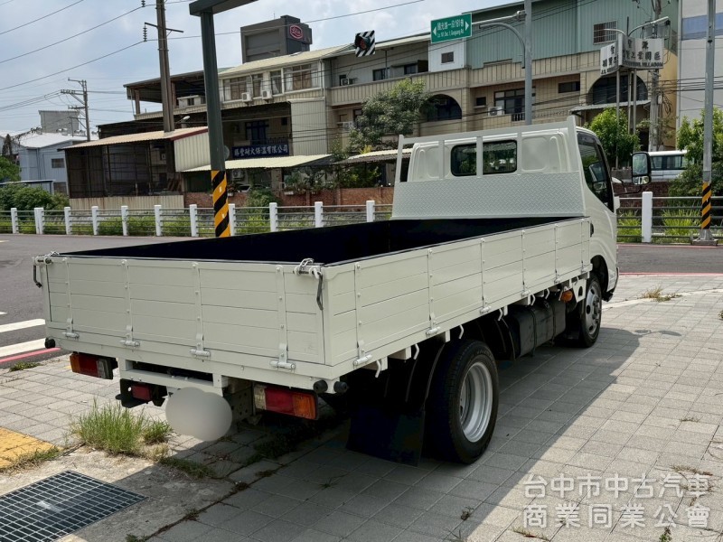 2017 Hino 300 跑37萬 11.5呎