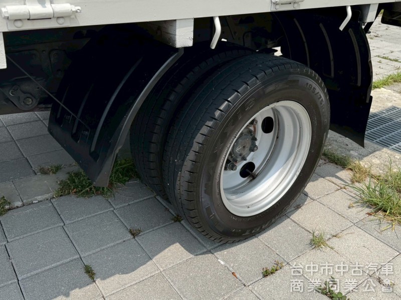 2017 Hino 300 跑37萬 11.5呎