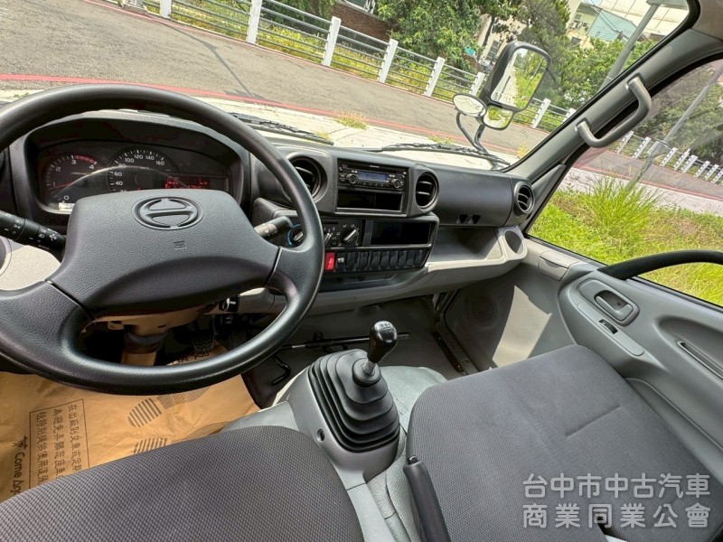 2017 Hino 300 跑37萬 11.5呎