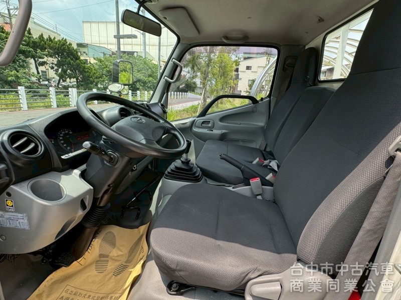 2017 Hino 300 跑37萬 11.5呎