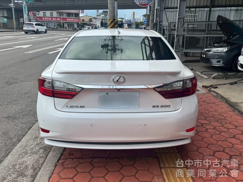 2016 ES200