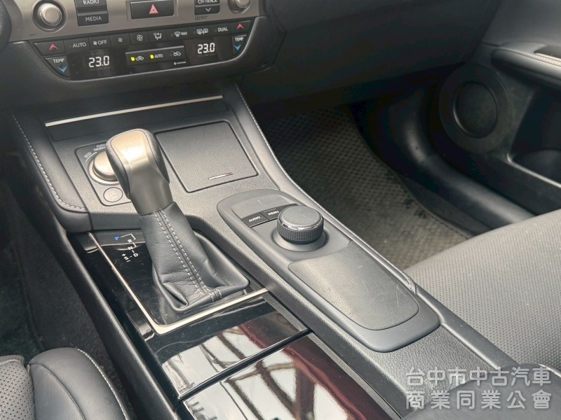 2016 ES200