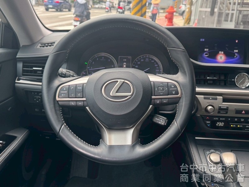 2016 ES200